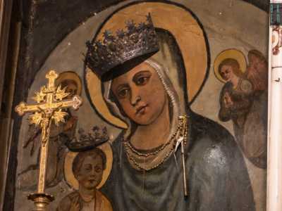 ...alla sua icona dipinta sono state applicate una corona d�argento e una collanina dorata